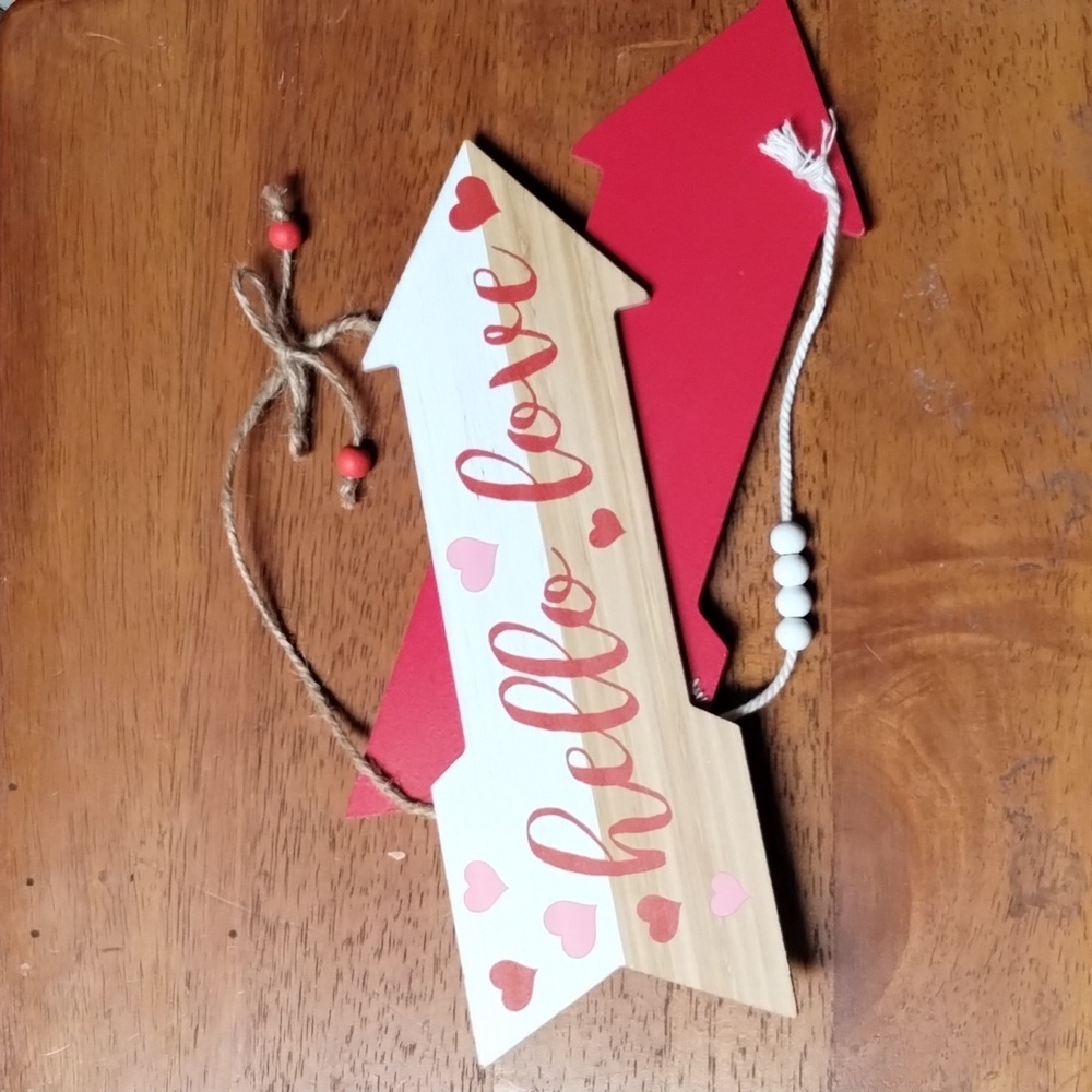 Valentine's Day decorations 2 arrow-shaped signs with hangers built in